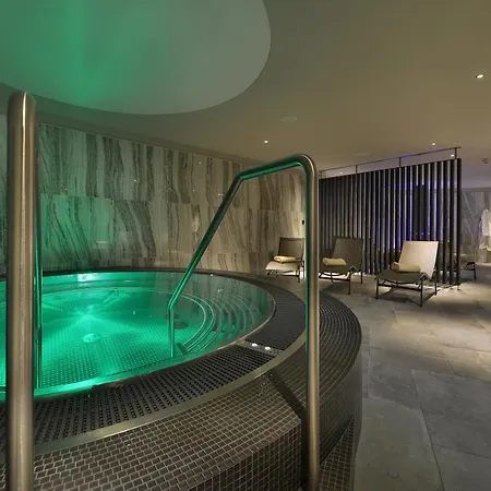 Grand Hradec Hotel 4*